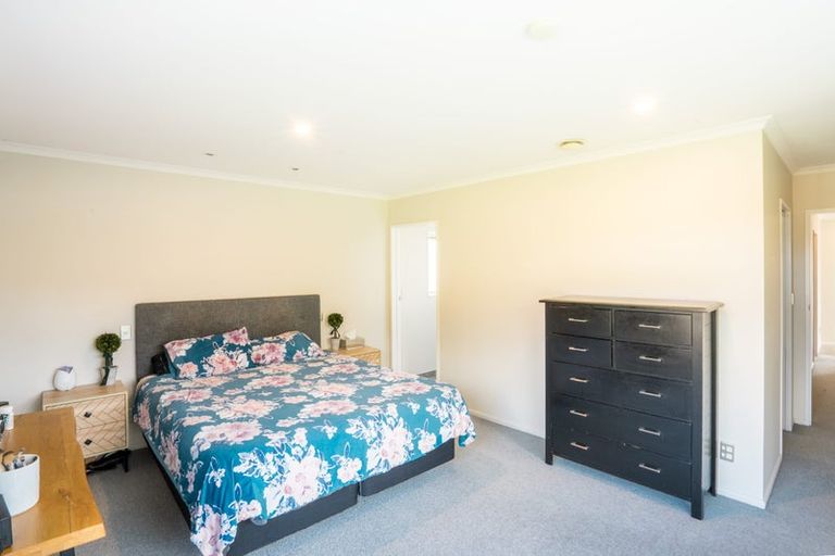 Photo of property in 10 Fernlea Avenue, Kelvin Grove, Palmerston North, 4414