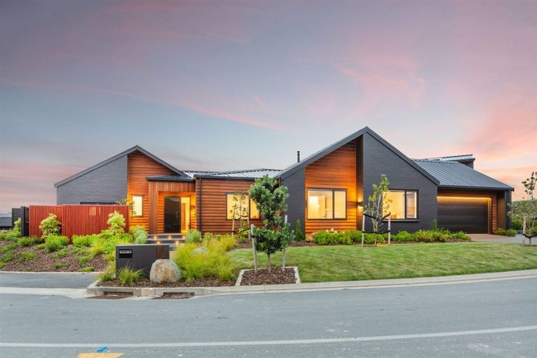 Photo of property in 16 Rotorua Grove, Aotea, Porirua, 5024