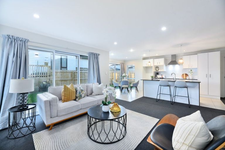 Photo of property in 12 Lockyer Road, Kumeu, 0810