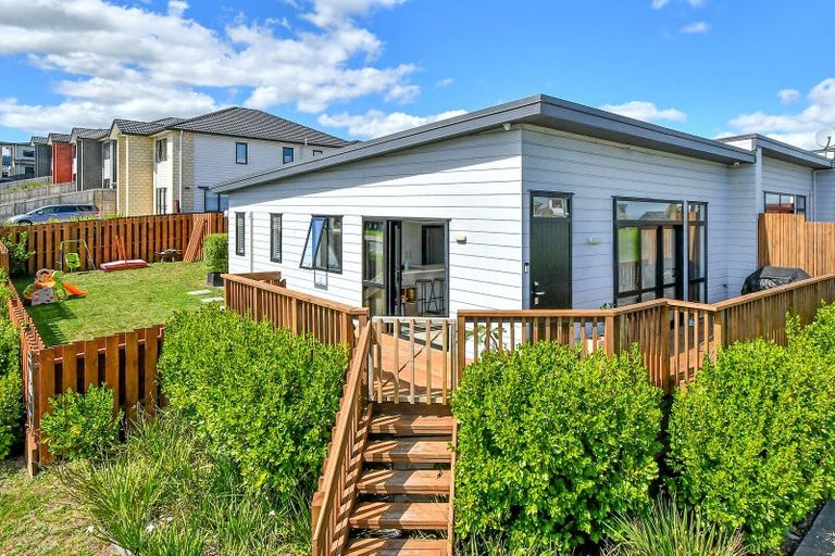Photo of property in 1 Kapuarangi Lane, Papakura, 2110