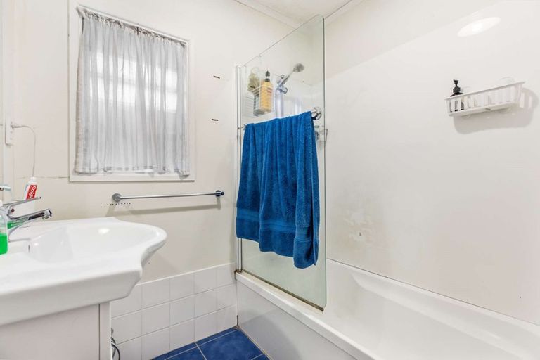 Photo of property in 1/10 Bishop Street, Green Bay, Auckland, 0604