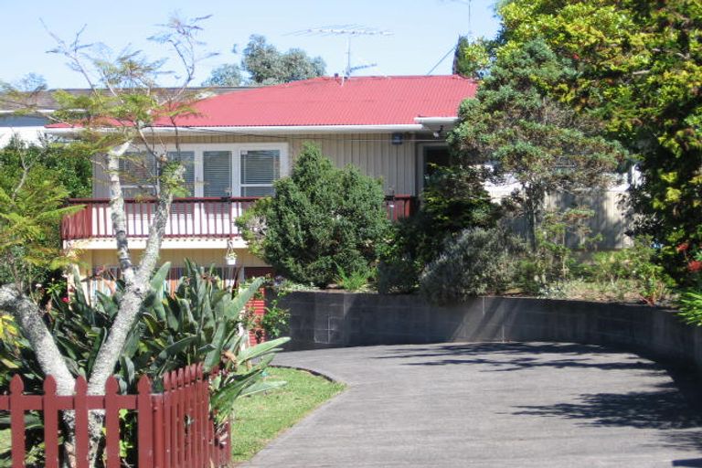 Photo of property in 11 Cron Avenue, Te Atatu South, Auckland, 0610