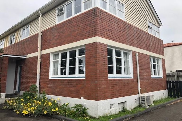 Photo of property in 106 Moorefield Road, Johnsonville, Wellington, 6037