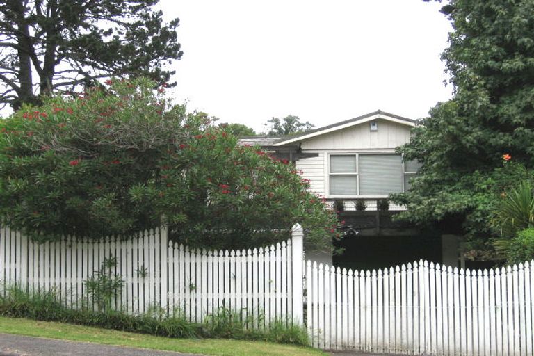 Photo of property in 18 Rosecamp Road, Beach Haven, Auckland, 0626