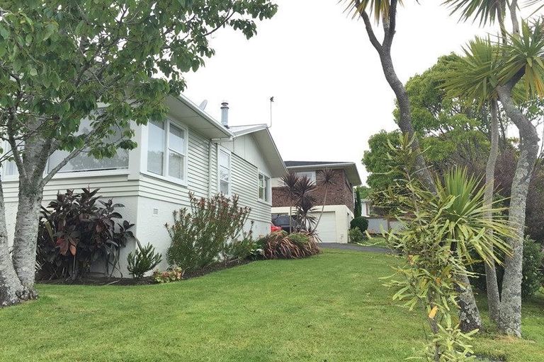 Photo of property in 45 Blakeborough Drive, Forrest Hill, Auckland, 0620
