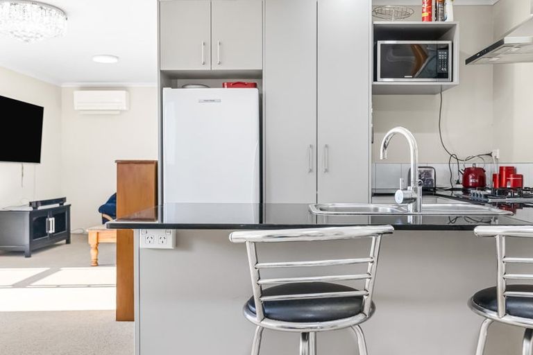 Photo of property in 2 Anna Lane, Glen Eden, Auckland, 0602