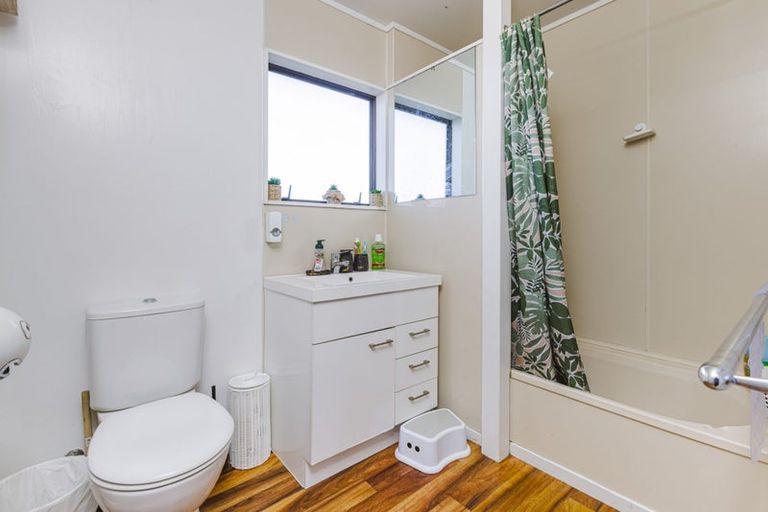 Photo of property in 16a Hatherley Place, Clendon Park, Auckland, 2103