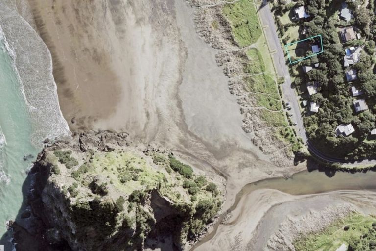 Photo of property in 65 Marine Parade North, Piha, 0772