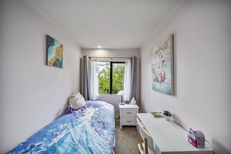 Photo of property in 10 Kirkdale Place, Northcross, Auckland, 0632