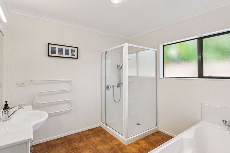 Photo of property in 27 Quadrant Heights, Paraparaumu, 5032