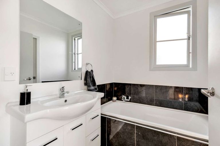 Photo of property in 5 Rangitira Avenue, Palmerston North, 4414