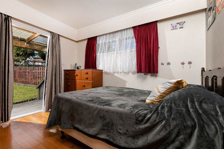 Photo of property in 17 Divich Avenue, Te Atatu South, Auckland, 0610