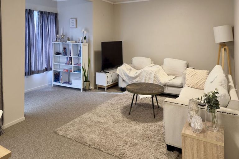 Photo of property in 2/5 Woodall Place, Totara Vale, Auckland, 0627