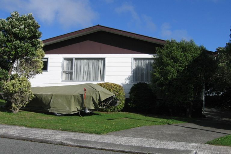 Photo of property in 7 Kingsbridge Place, Newlands, Wellington, 6037