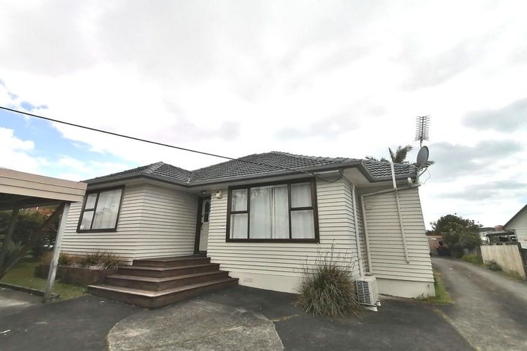Photo of property in 1/90 Target Road, Totara Vale, Auckland, 0629