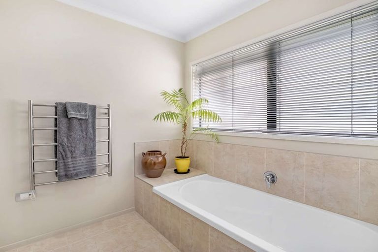 Photo of property in 9 Barry Curtis Place, Levin, 5510