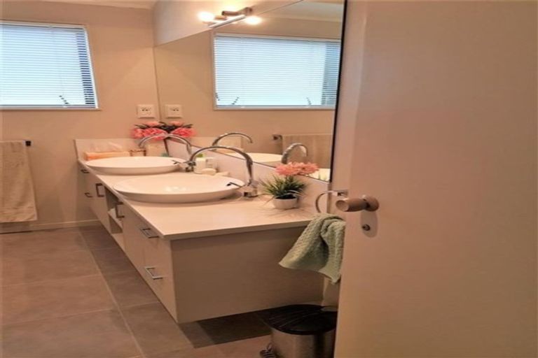 Photo of property in 1/39 Calypso Place, Rothesay Bay, Auckland, 0630