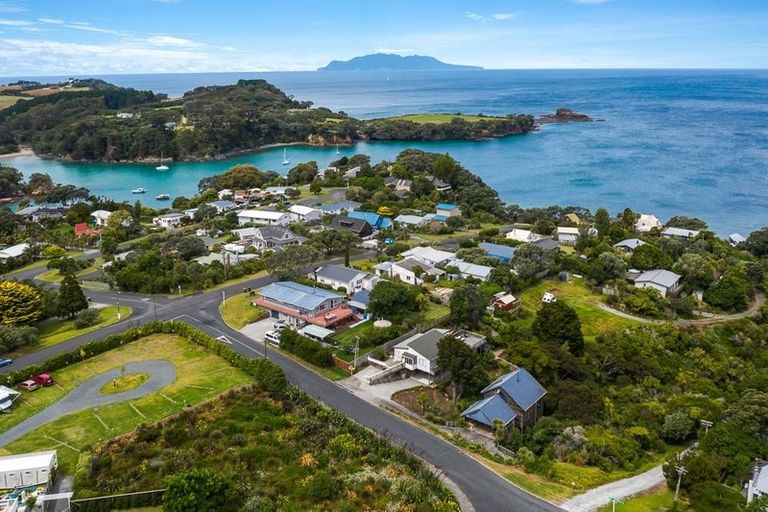 Photo of property in 2 Hill Street, Leigh, 0985