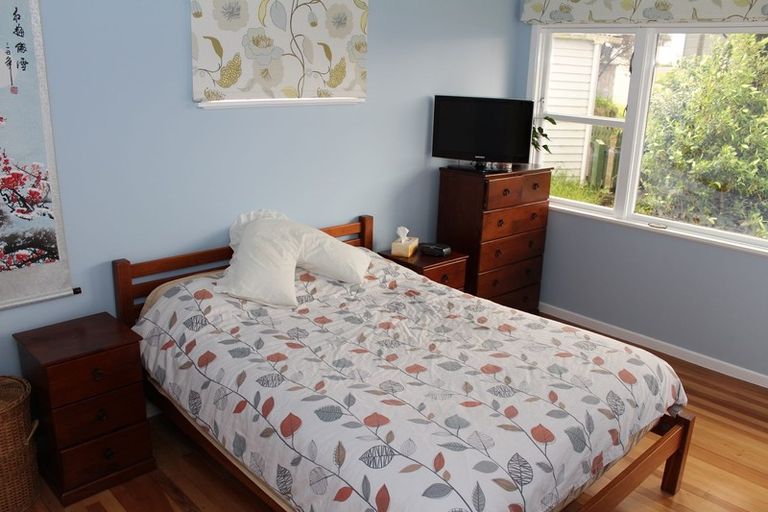 Photo of property in 6 Warren Street, Paparangi, Wellington, 6037