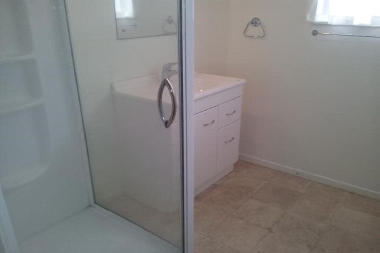 Photo of property in 2/59 Athena Drive, Totara Vale, Auckland, 0629