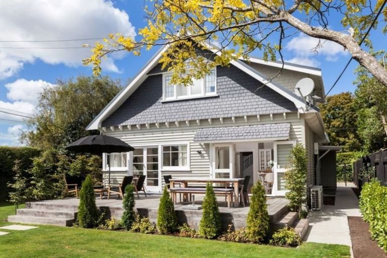 Photo of property in 26 Saint Andrews Square, Strowan, Christchurch, 8052