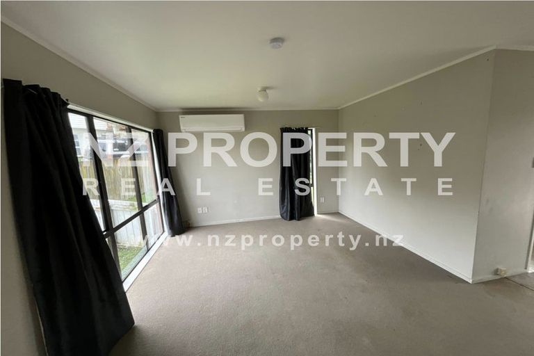 Photo of property in 13 Kearney Place, Massey, Auckland, 0614