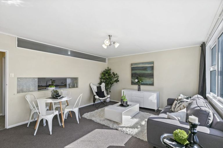 Photo of property in 2/55 Apu Crescent, Lyall Bay, Wellington, 6022