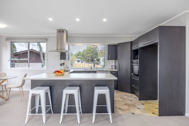 Photo of property in 37 Onedin Place, Titirangi, Auckland, 0604