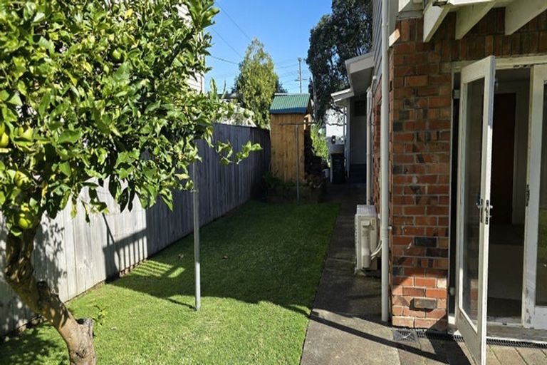 Photo of property in 27 Graham Avenue, Te Atatu Peninsula, Auckland, 0610