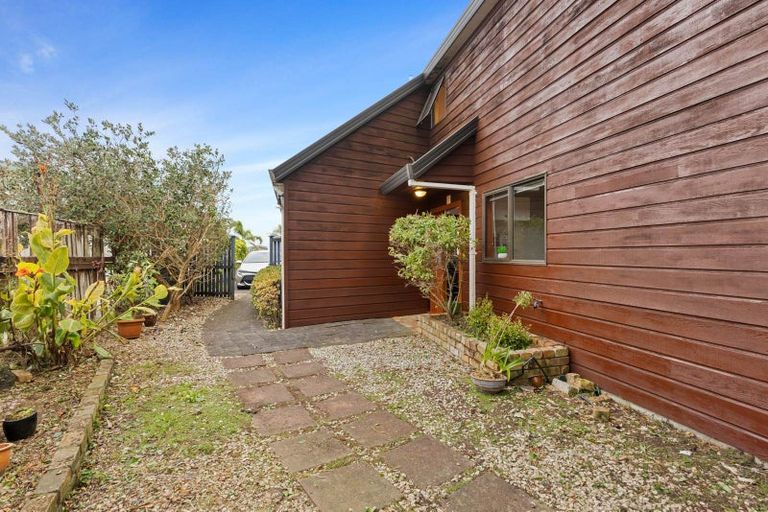 Photo of property in 1/5 Gulf Crest, Bucklands Beach, Auckland, 2012