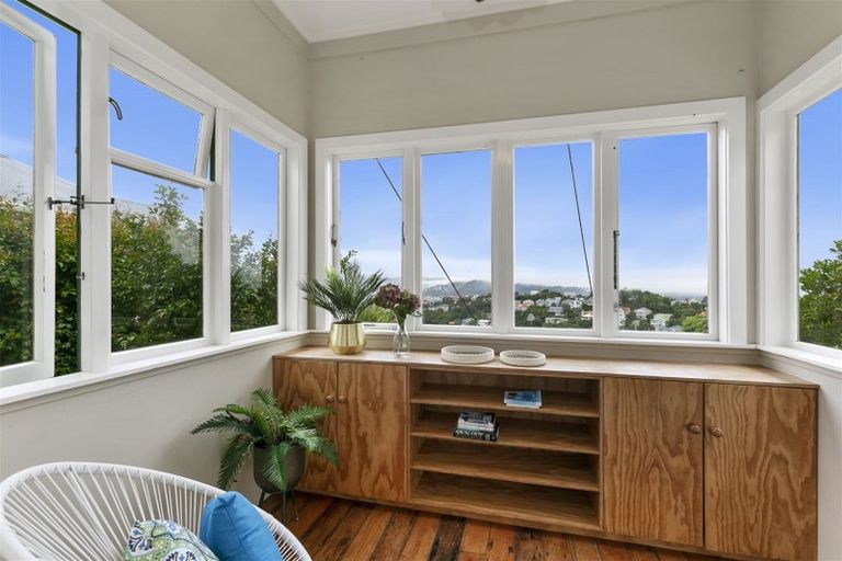 Photo of property in 17 Fairview Crescent, Kelburn, Wellington, 6012