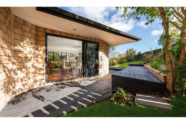 Photo of property in 17a Atkinson Road, Titirangi, Auckland, 0604