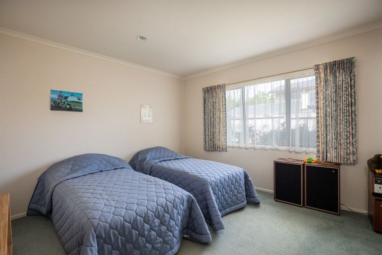 Photo of property in 16 Kinross Drive, Merrilands, New Plymouth, 4312