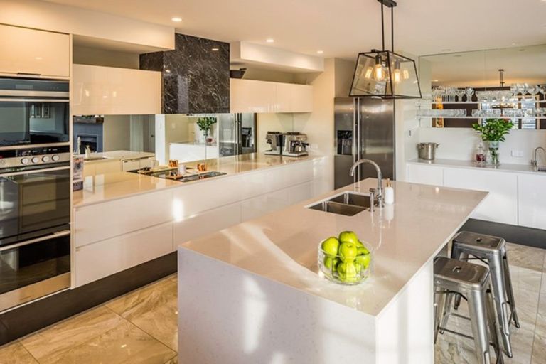 Photo of property in 88 Queen Charlotte Drive, Aotea, Porirua, 5024