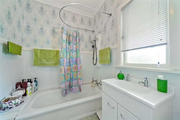 Photo of property in 22 Queenwood Road, Levin, 5510