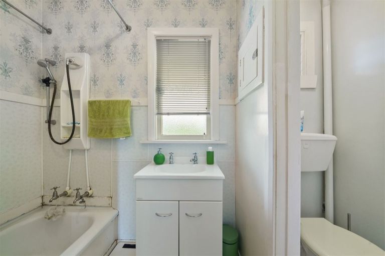 Photo of property in 22 Queenwood Road, Levin, 5510