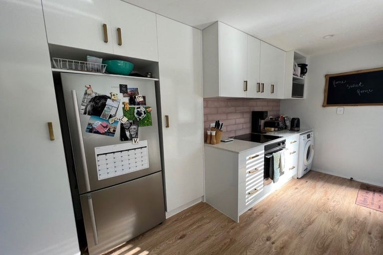 Photo of property in 1/3 Fernlea Rise, Bayview, Auckland, 0629