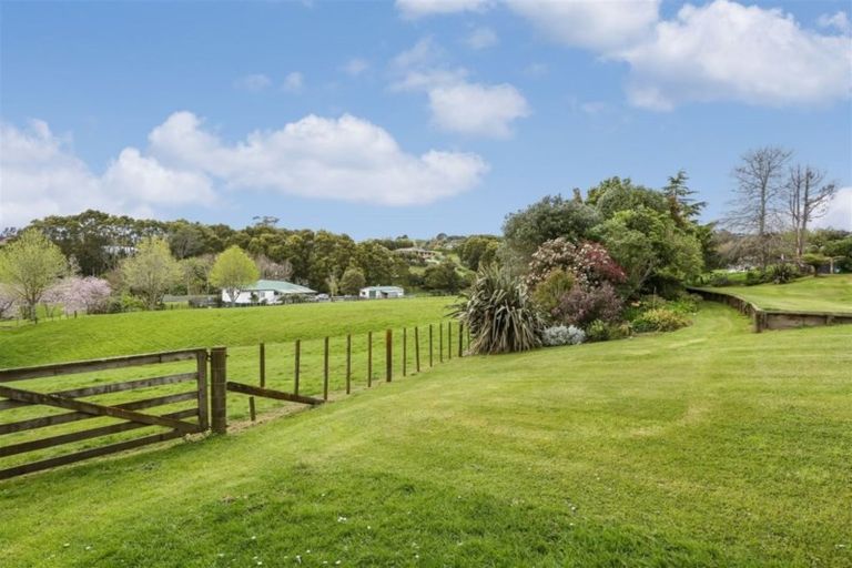 Photo of property in 150 Kaipara Road, Papakura, 2582