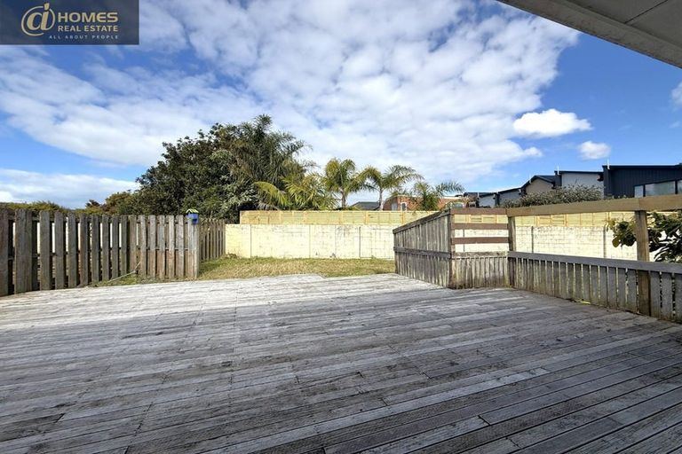 Photo of property in 6 Glenvil Lane, Te Atatu Peninsula, Auckland, 0610