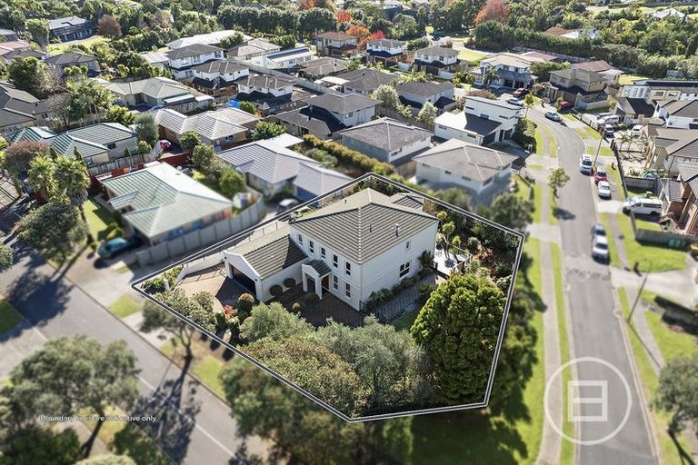 Photo of property in 1 Basra Drive, Henderson, Auckland, 0612