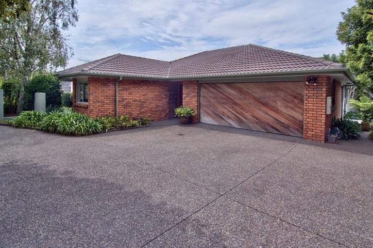 Photo of property in 13 La Roche Place, Northcote, Auckland, 0627