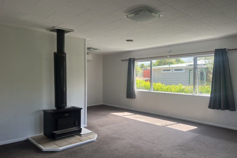 Photo of property in 9 Bishop Street, Green Bay, Auckland, 0604
