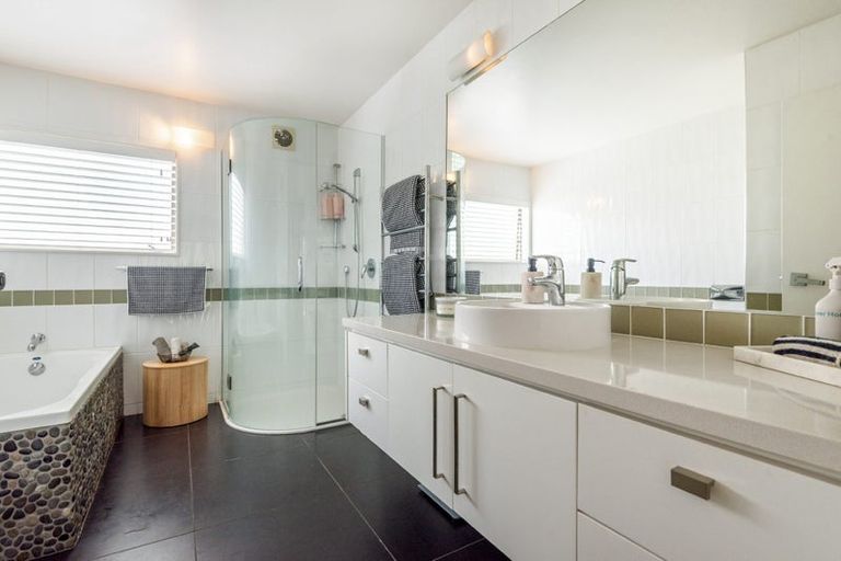 Photo of property in 1/15 Hart Road, Hauraki, Auckland, 0622