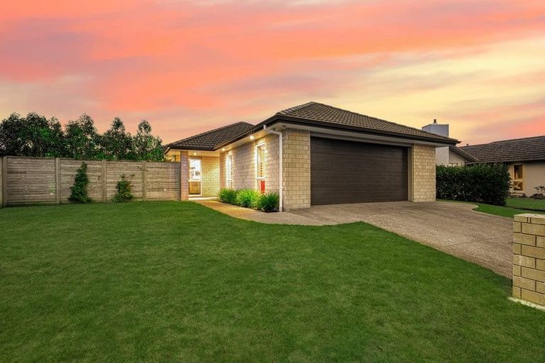 Photo of property in 12 Lombardia Way, Karaka, Papakura, 2113
