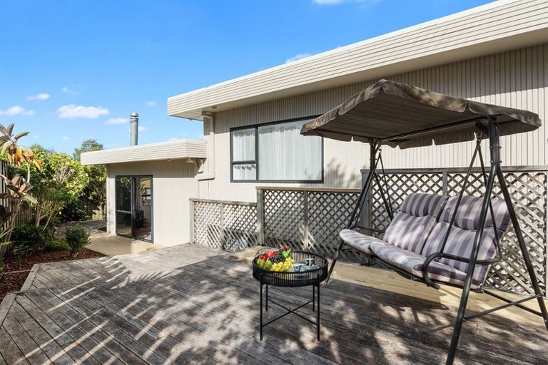 Photo of property in 2/5 Remus Place, Totara Vale, Auckland, 0629