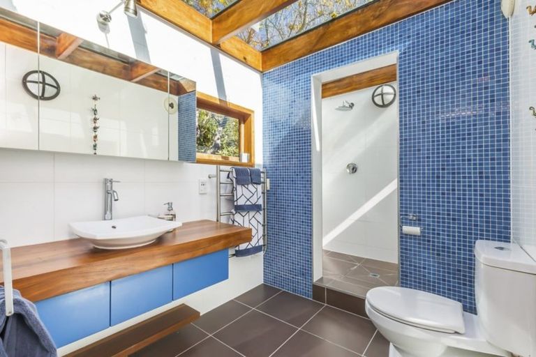 Photo of property in 22 Tai Paku Paku Road, Karaka Bays, Wellington, 6022