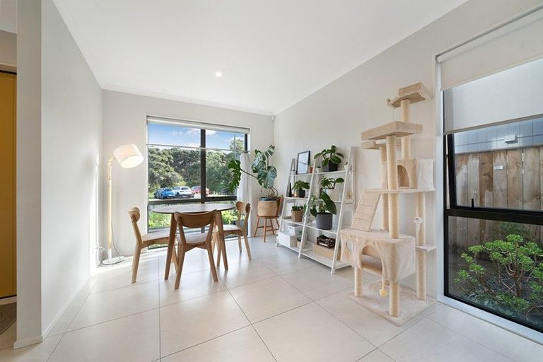 Photo of property in 16 Waimoana Close, Massey, Auckland, 0614