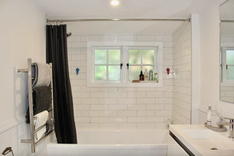 Photo of property in 39 Kauri Point Road, Laingholm, Auckland, 0604