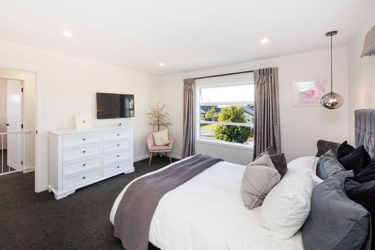 Photo of property in 37 Vaucluse Heights, Fitzherbert, Palmerston North, 4410