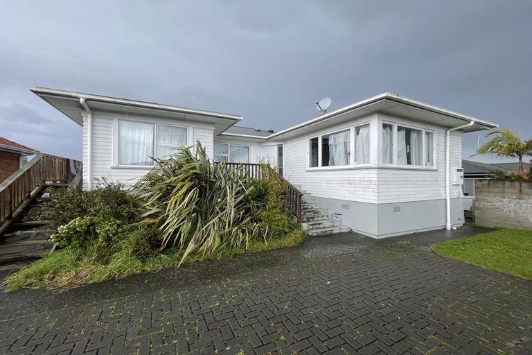Photo of property in 1/4313 Great North Road, Glendene, Auckland, 0602